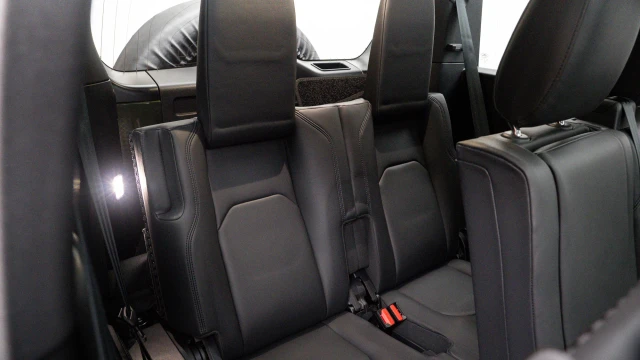 Land Rover Defender Image 8