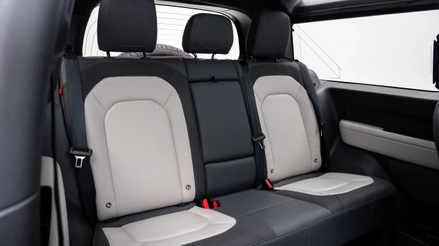 Land Rover Defender Image 7