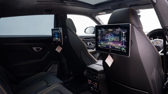 Lamborghini Urus Image 8