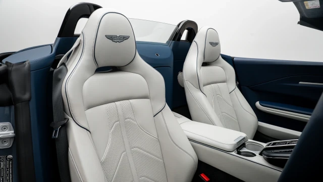 Aston Martin Vantage Image 8