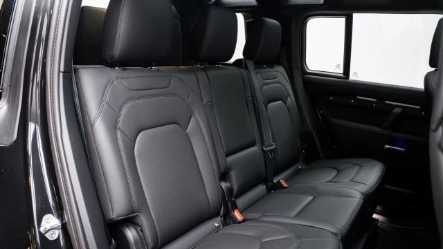Land Rover Defender Image 7