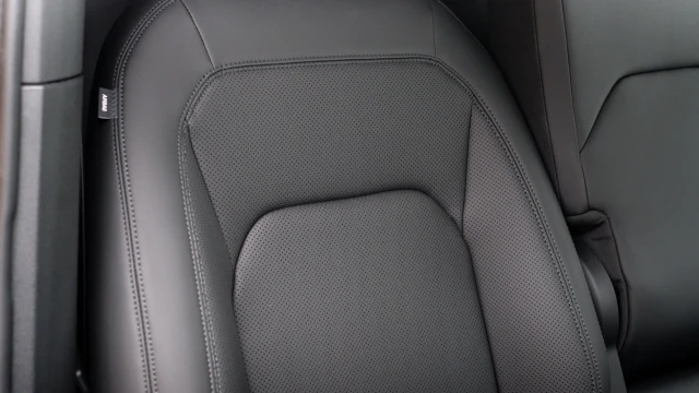 Land Rover Defender Image 8