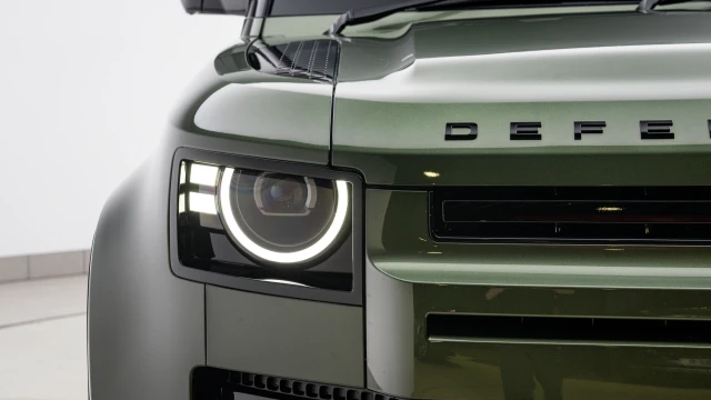 Land Rover Defender Image 8