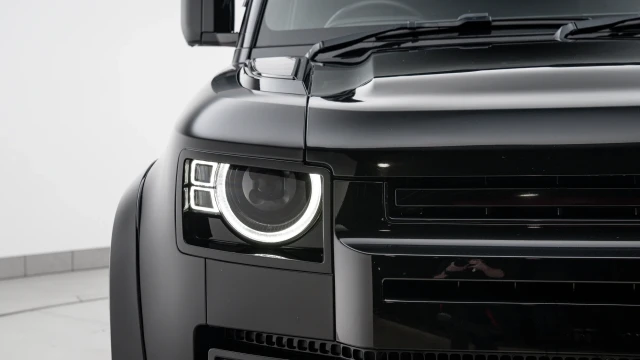 Land Rover Defender Image 8