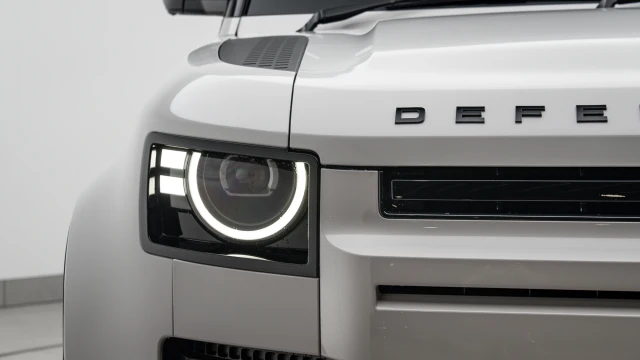 Land Rover Defender Image 8