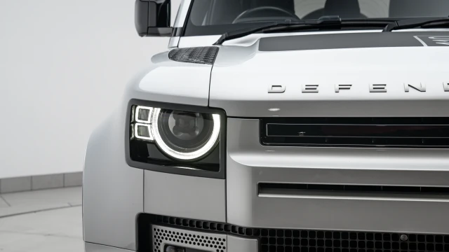 Land Rover Defender Image 8