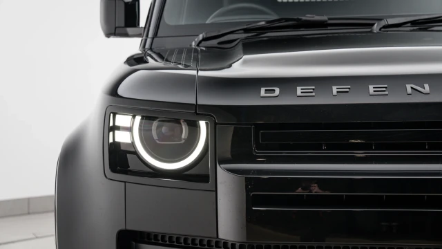 Land Rover Defender Image 8
