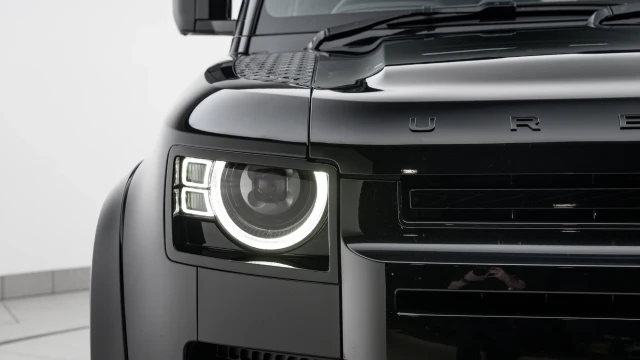 Land Rover Defender Image 8