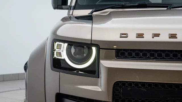 Land Rover Defender Image 8