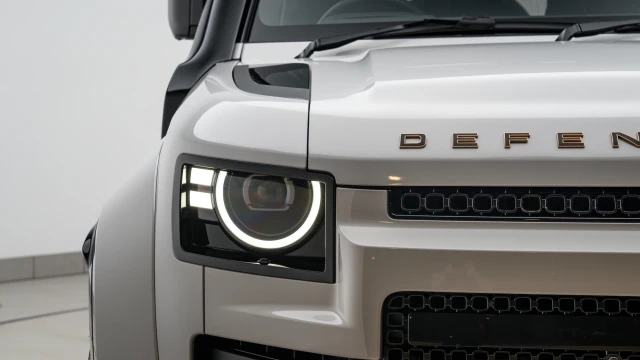 Land Rover Defender Image 8