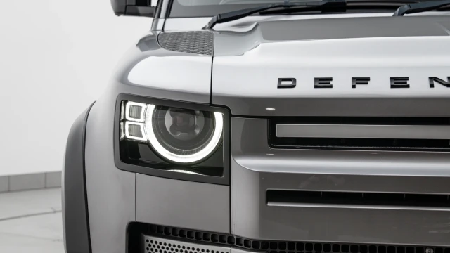 Land Rover Defender Image 8