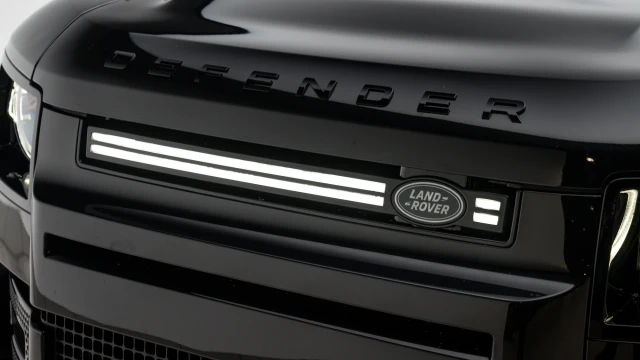 Land Rover Defender Image 8