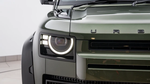 Land Rover Defender Image 8