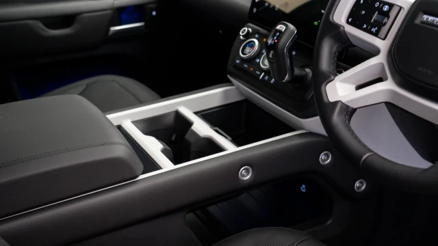 Land Rover Defender Image 8