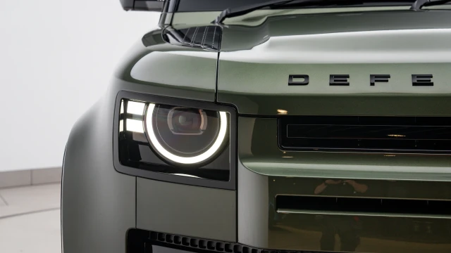Land Rover Defender Image 8