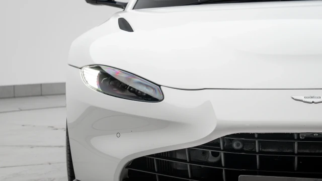 Aston Martin Vantage Image 8