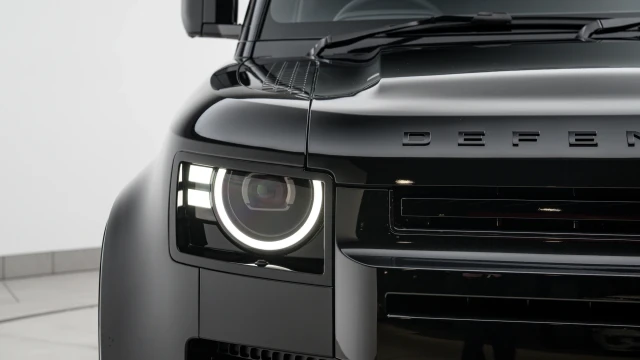 Land Rover Defender Image 8