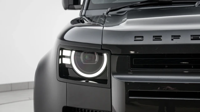 Land Rover Defender Image 7