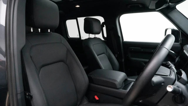Land Rover Defender Image 6