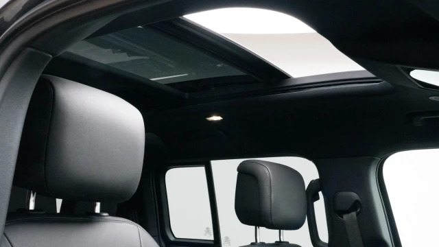 Land Rover Defender Image 8