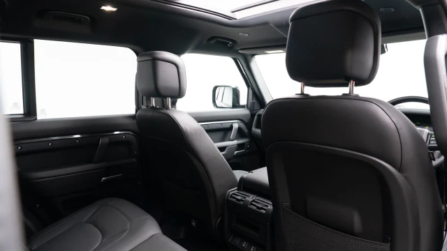 Land Rover Defender Image 7