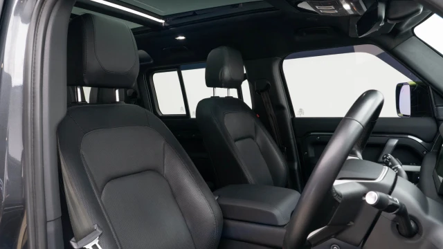 Land Rover Defender Image 6