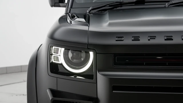 Land Rover Defender Image 7