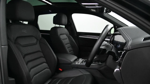 Volkswagen Touareg (71 Reg) 3.0TDI V6 Black Edition Image 3