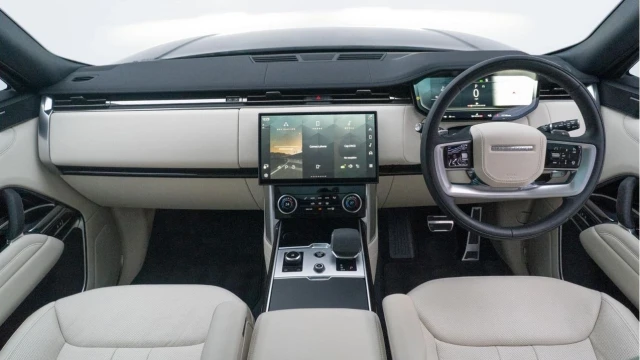 Land Rover Range Rover (23 Reg) 3.0 D300 SE (Shadow Pack) Image 2