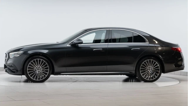 Mercedes-Benz E Class (74 Reg) E300e 2.0 AMG Line Premium Plus Hybrid Image 4