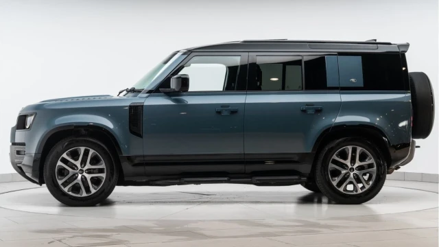 Land Rover Defender (23 Reg) 110 3.0 D250 X-Dynamic SE (7 Seat) Image 4