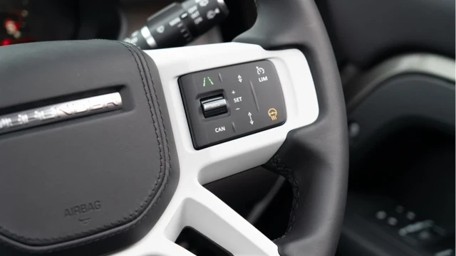 Land Rover Defender (25 Reg) 90 3.0 D350 X-Dynamic HSE (Bespoke) Image 6