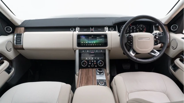 Land Rover Range Rover (21 Reg) 3.0 D300 Vogue SE Image 2
