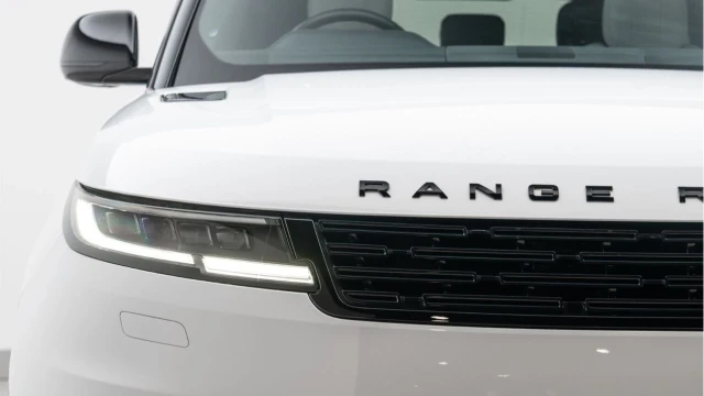 Land Rover Range Rover Sport (23 Reg) 3.0 D300 SE (Black Pack) Image 8