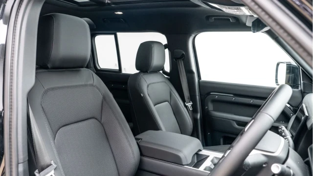 Land Rover Defender (74 Reg) 110 3.0 D350 X-Dynamic SE (2025 Model) (Bespoke) Image 3