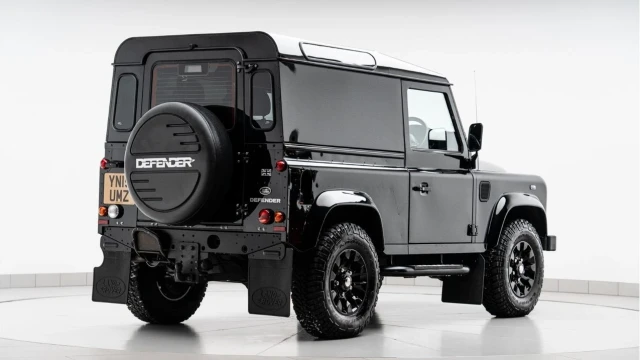 Land Rover Defender (15 Reg) 90 2.2TD XS Hard Top (No VAT) Image 4