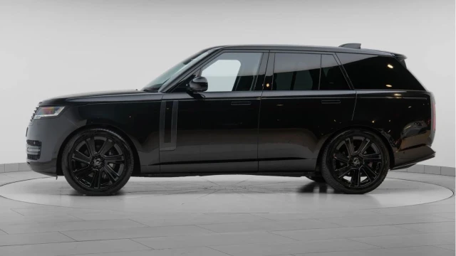 Land Rover Range Rover (74 Reg) 3.0 D300 HSE (Shadow Pack) Image 4