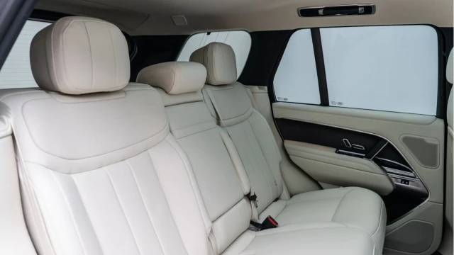 Land Rover Range Rover (74 Reg) 3.0 D350 HSE Image 8