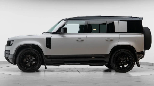 Land Rover Defender (75 Reg) 110 3.0 D250 X-Dynamic SE (Black Pack) Image 4