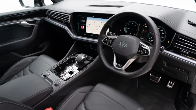 Volkswagen Touareg (73 Reg) 3.0TDI V6 Black Edition Image 5