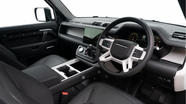 Land Rover Defender (74 Reg) 90 3.0 D350 X-Dynamic HSE (2025 Model) (VAT Q) Image 7