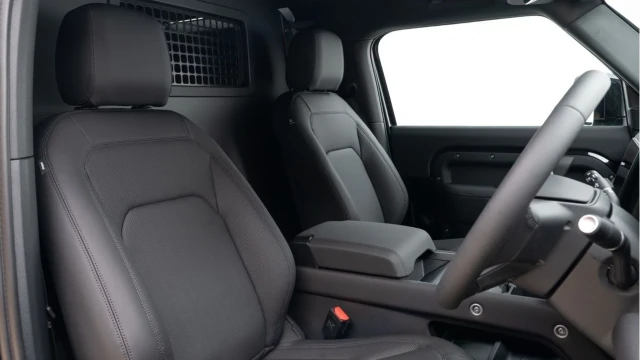 Land Rover Defender (25 Reg) 90 3.0 D250 X-Dynamic SE Hard Top Commercial (+VAT) Image 3