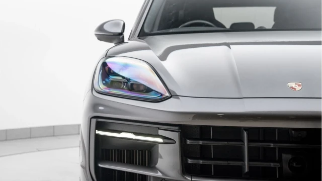 Porsche Cayenne (25 Reg) 3.0 V6 E-Hybrid Image 8