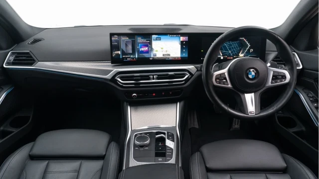 BMW 3 Series (72 Reg) 320i M Sport Touring (Facelift) Image 2
