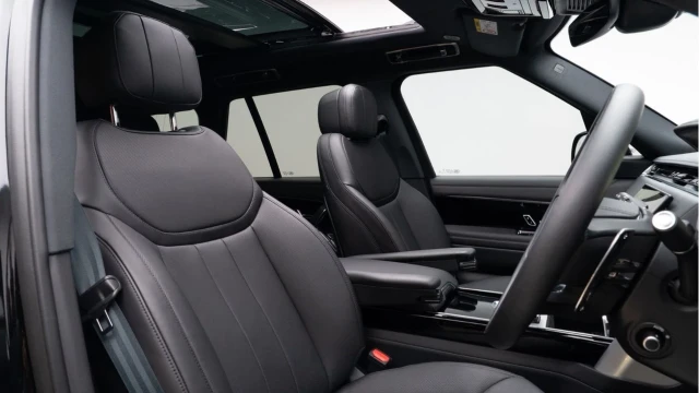 Land Rover Range Rover (75 Reg) 3.0 D300 Edition Image 3