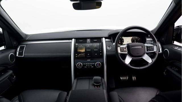Land Rover Discovery (74 Reg) 3.0 D350 Dynamic SE Image 3