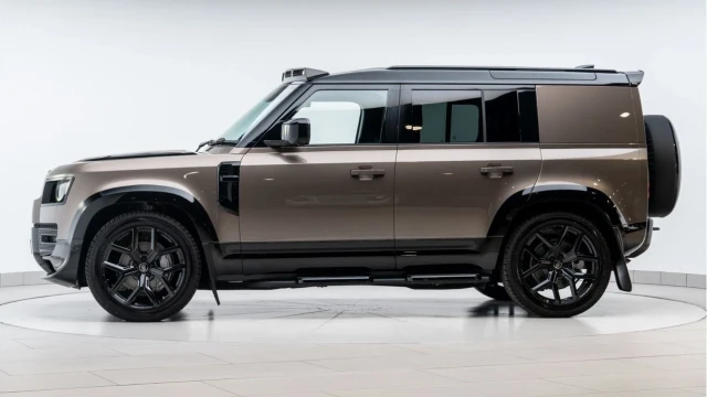 Land Rover Defender (74 Reg) 110 3.0 D350 X-Dynamic HSE Hard Top (5 Seat) (Bespoke) (+VAT) Image 4