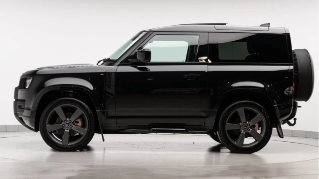Land Rover Defender (72 Reg) 90 3.0 D250 X-Dynamic SE (Black Pack) Image 3