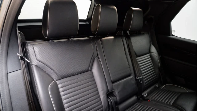 Land Rover Discovery (71 Reg) 3.0 D300 R-Dynamic HSE Commercial (5 Seat) (+VAT) Image 2