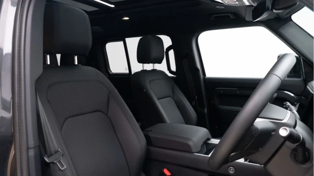 Land Rover Defender (25 Reg) 110 3.0 D250 X-Dynamic SE (Black Pack) Image 3